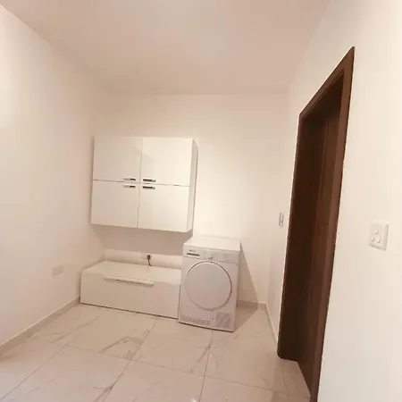 Central, Bright & Modern * ムサイダ