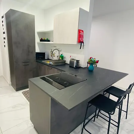 Central Modern Apartment Msida Apartman