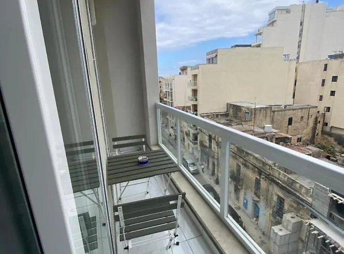 Central, Bright & Modern *